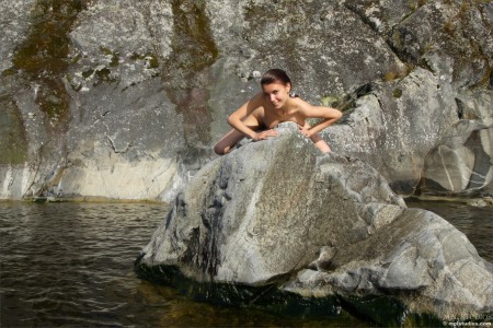 Летнее чувственное эротическое фото на природе