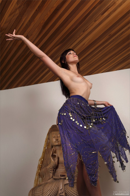 Экзотическая чувственность: эротический фотосет с Еленой Генери