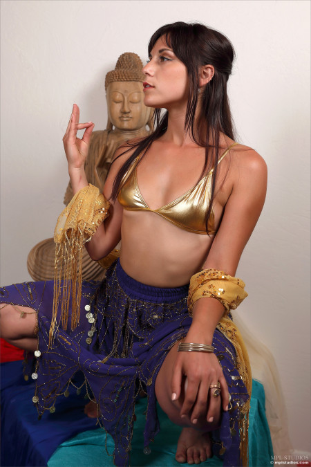 Экзотическая чувственность: эротический фотосет с Еленой Генери