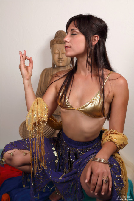 Экзотическая чувственность: эротический фотосет с Еленой Генери