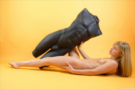 Сенсуальная модель в фэшн съемке