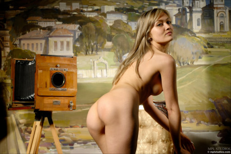 Блондинка Моника А: Модель в фотостудии