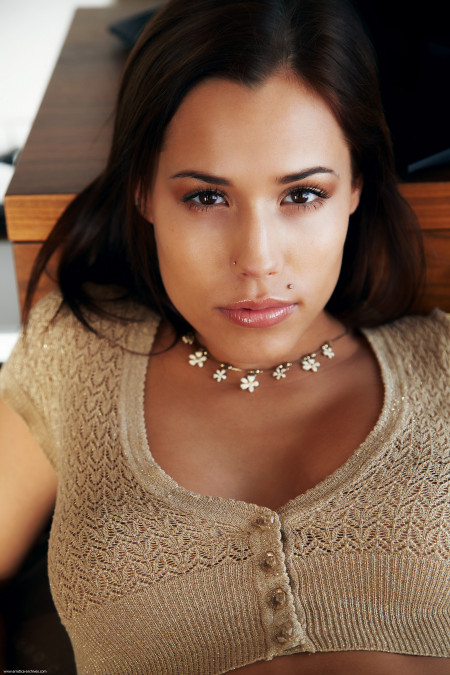 Сатин Блум: Чувственная эротика в домашней обстановке