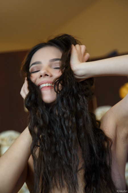 Изящная модель Шанель Фенн в соблазнительной позе