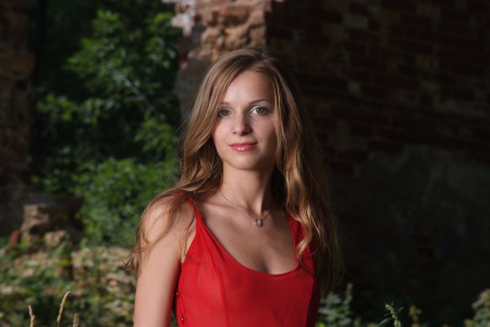 Летний день с улыбающейся моделью