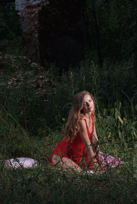 Летний день с улыбающейся моделью