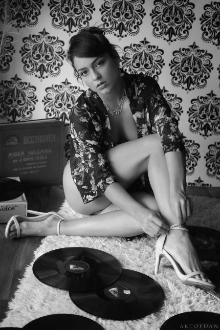 Страстная модель Ламоре: черно-белая элегантность