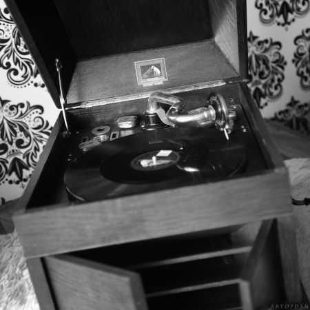 Страстная модель Ламоре: черно-белая элегантность