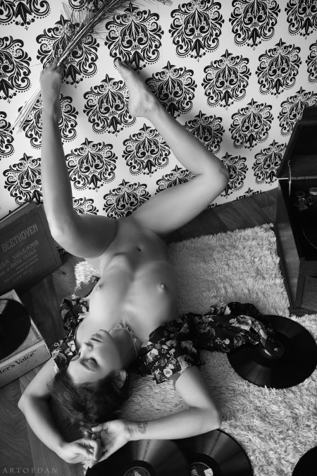 Страстная модель Ламоре: черно-белая элегантность