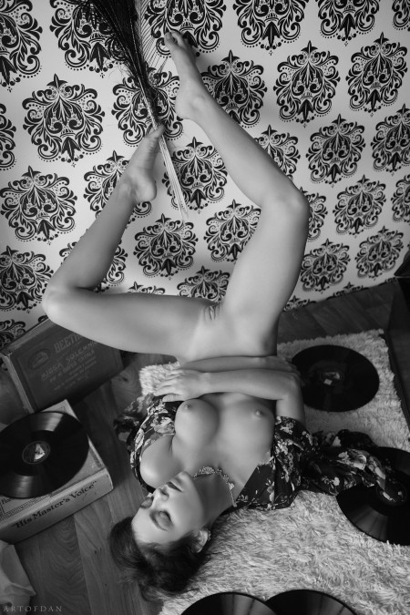 Страстная модель Ламоре: черно-белая элегантность