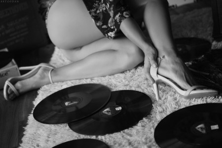 Страстная модель Ламоре: черно-белая элегантность