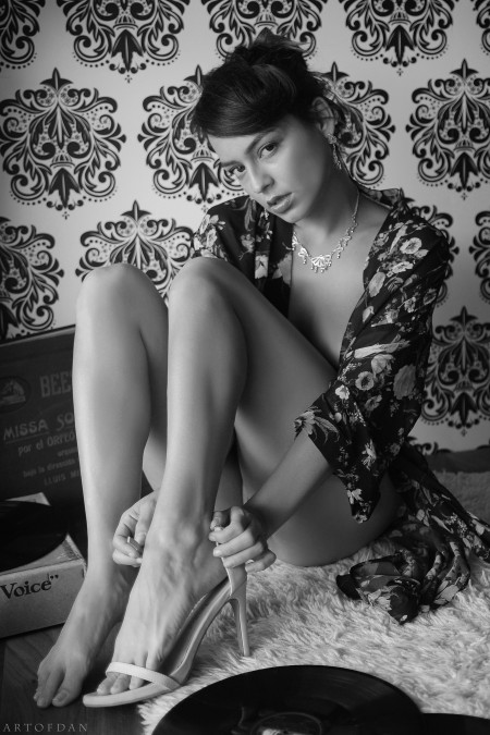 Страстная модель Ламоре: черно-белая элегантность