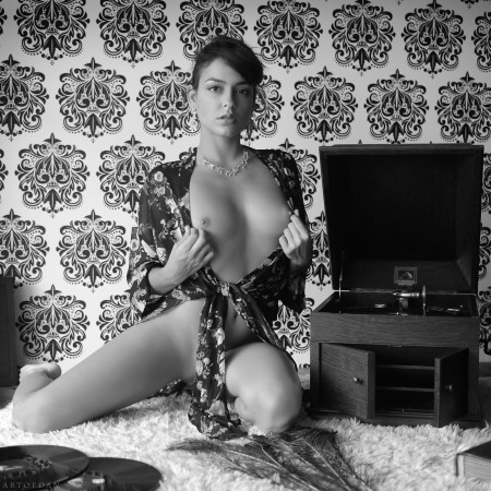 Страстная модель Ламоре: черно-белая элегантность