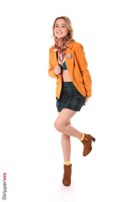 Чувственная фотосъемка с улыбающейся моделью