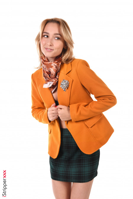 Чувственная фотосъемка с улыбающейся моделью