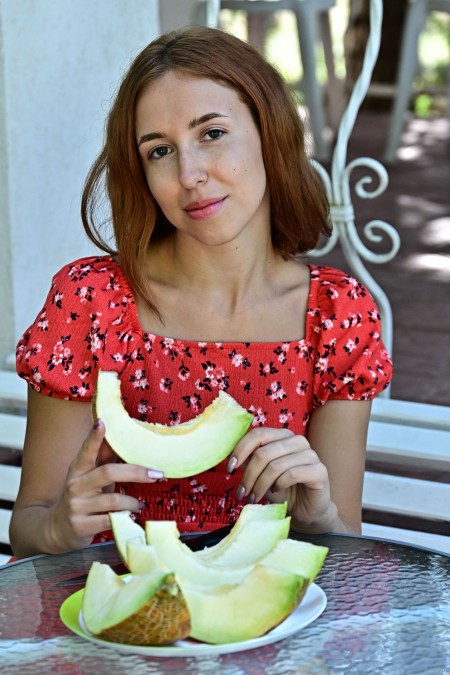 Летнее очарование: Адель Р в эротической фотосессии