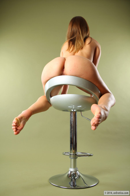 Адель Д: чувственная модель в студийной фотосессии