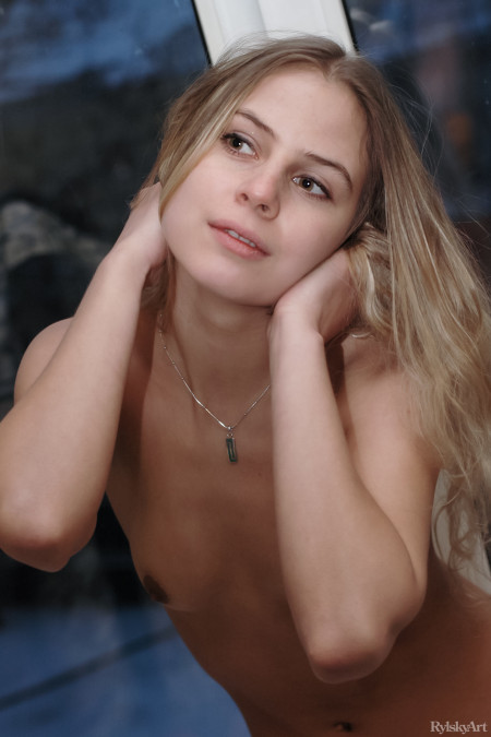 Соблазнительная Мара Б в домашней обстановке